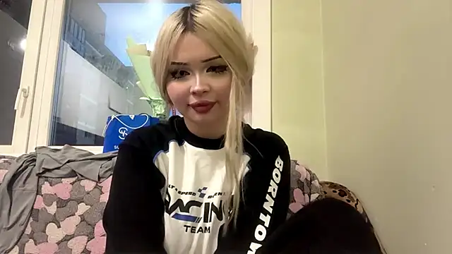 Snapshot of moonluv33 chatting on 06-19-26, 01:26 moonluv33 online show from 06-19-26, 01:26