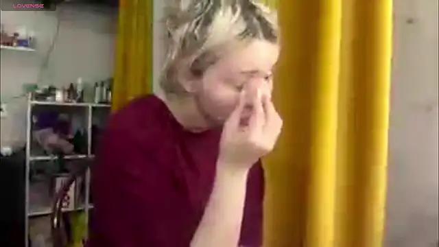 Snapshot of moonluv33 chatting on 07-06-26, 02:25 moonluv33 online show from 07-06-26, 02:25