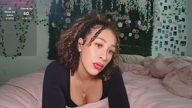 Snapshot of LyraCovee chatting on 06-17-26, 12:35 LyraCovee online show from 06-17-26, 12:35