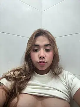 Snapshot of Issie_01 chatting on 06-27-26, 04:39 Issie 01 online show from 06-27-26, 04:39