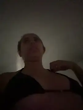 Snapshot of Issie_01 chatting on 06-30-26, 03:18 Issie 01 online show from 06-30-26, 03:18