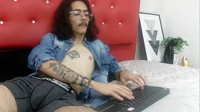 Snapshot of bigcock_robert chatting on 06-20-26, 07:49 bigcock robert online show from 06-20-26, 07:49