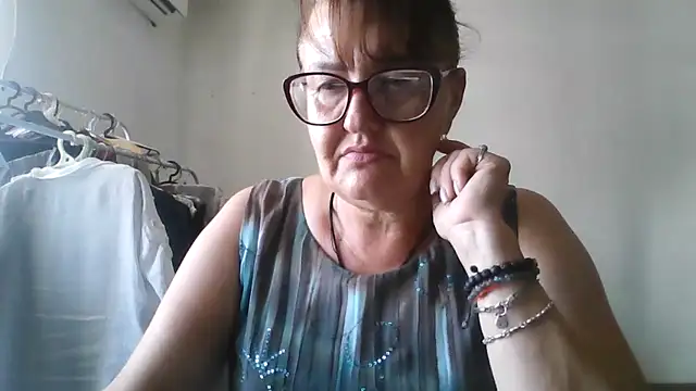 Snapshot of ErikaXShine chatting on 08-07-26, 12:07 ErikaXShine online show from 08-07-26, 12:07
