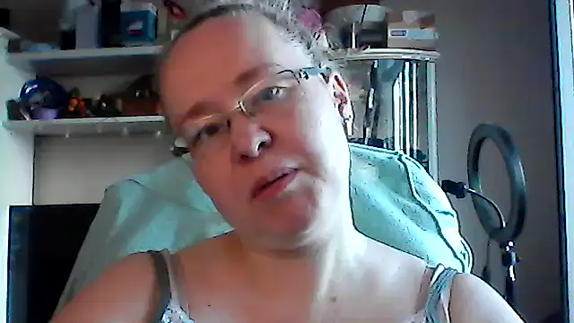 Snapshot of Viola27 chatting on 06-21-26, 10:18 Viola27 online show from 06-21-26, 10:18