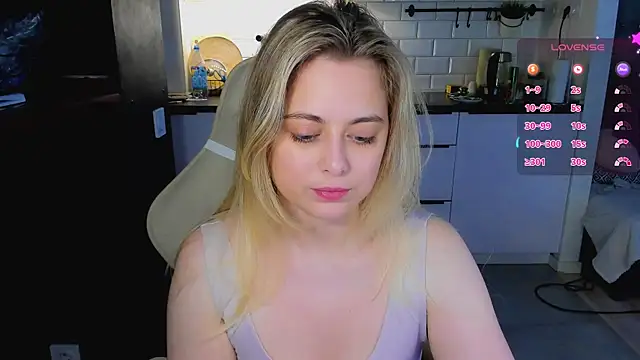 Snapshot of blonde_kellyy chatting on 06-17-26, 02:14 blonde kellyy online show from 06-17-26, 02:14