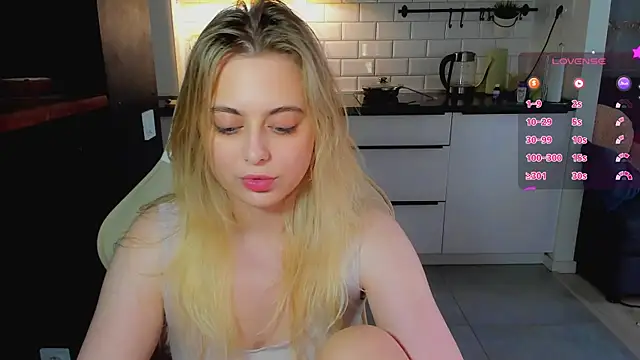 Snapshot of blonde_kellyy chatting on 07-27-26, 06:20 blonde kellyy online show from 07-27-26, 06:20