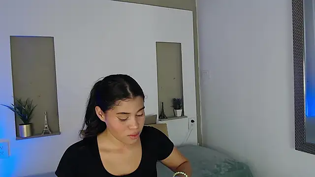 Snapshot of Kitty_Desire2 chatting on 06-12-26, 12:59 Kitty Desire2 online show from 06-12-26, 12:59