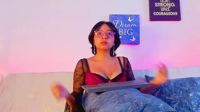 Snapshot of dhalya_roses chatting on 06-12-26, 03:00 dhalya roses online show from 06-12-26, 03:00