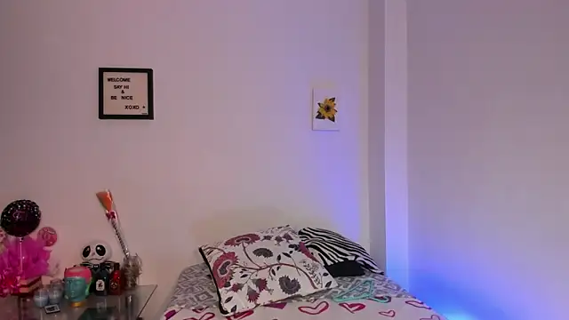 Snapshot of LauraToro_ chatting on 11-28-25, 07:05 LauraToro online show from 11-28-25, 07:05