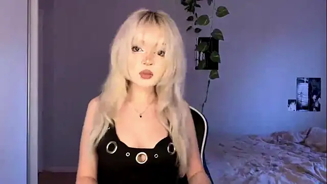 Snapshot of Velvets_Vixens01 chatting on 06-10-26, 05:45 Velvets Vixens01 online show from 06-10-26, 05:45