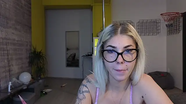 Snapshot of Sarahcamsx chatting on 06-18-26, 08:46 Sarahcamsx online show from 06-18-26, 08:46