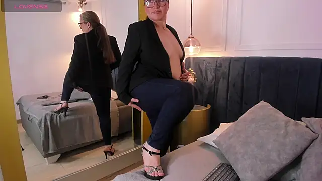 Snapshot of Susan_Jolie chatting on 07-07-26, 03:42 Susan Jolie online show from 07-07-26, 03:42