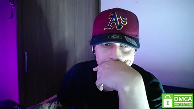 Snapshot of Greg_leach chatting on 06-15-26, 10:01 Greg leach online show from 06-15-26, 10:01