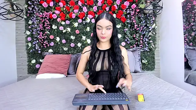 Snapshot of BelaPoncee chatting on 06-16-26, 07:05 BelaPoncee online show from 06-16-26, 07:05