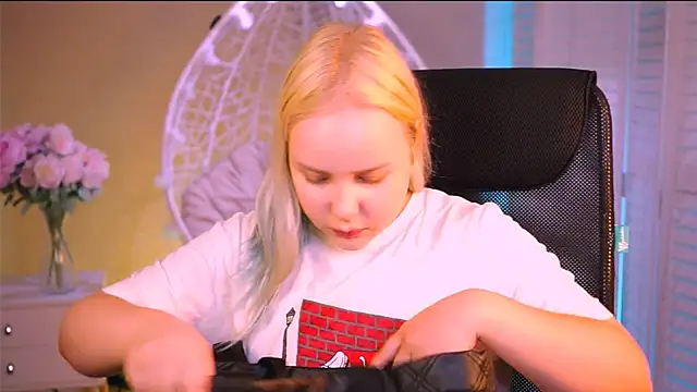 Snapshot of stellawatts chatting on 06-19-26, 10:08 stellawatts online show from 06-19-26, 10:08