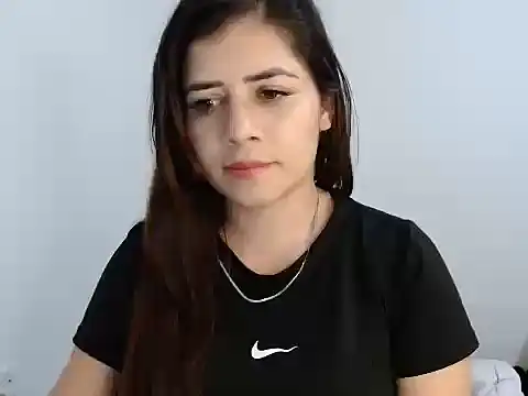 Snapshot of Luna_zoe chatting on 06-17-26, 01:19 Luna zoe online show from 06-17-26, 01:19