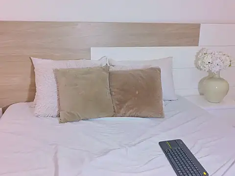Snapshot of MaluCortes chatting on 07-16-26, 01:06 MaluCortes online show from 07-16-26, 01:06