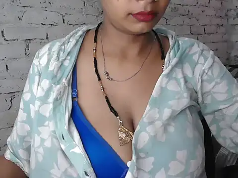 Snapshot of NottyMomo chatting on 06-17-26, 05:03 NottyMomo online show from 06-17-26, 05:03