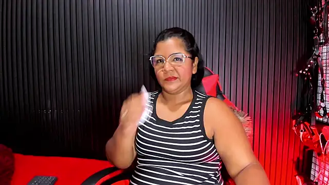 Snapshot of Mommy_Big_Ass chatting on 08-06-26, 01:13 Mommy Big Ass online show from 08-06-26, 01:13