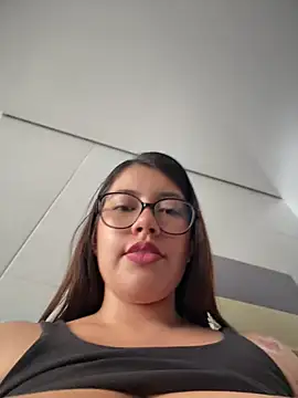 Snapshot of Saracalderon chatting on 07-28-26, 06:20 Saracalderon online show from 07-28-26, 06:20