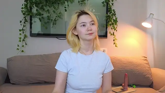 Snapshot of Emily_Miu chatting on 07-13-26, 04:59 Emily Miu online show from 07-13-26, 04:59