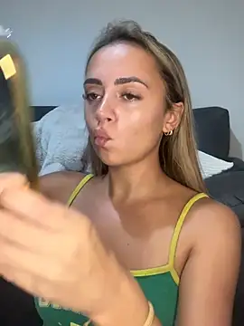 Snapshot of Harrietbronzex chatting on 08-01-26, 03:33 Harrietbronzex online show from 08-01-26, 03:33