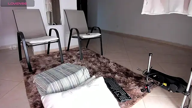 Snapshot of SUZZAN-R chatting on 06-22-26, 01:07 SUZZAN-R online show from 06-22-26, 01:07