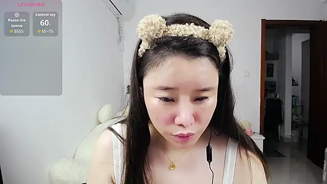 Snapshot of Xiao-yuo1 chatting on 06-17-26, 12:29 Xiao-yuo1 online show from 06-17-26, 12:29