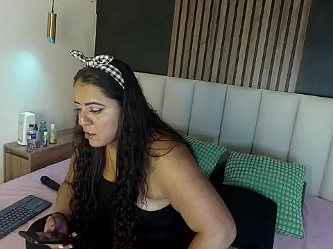 Snapshot of ShelyEvans__ chatting on 06-26-26, 01:10 ShelyEvans online show from 06-26-26, 01:10