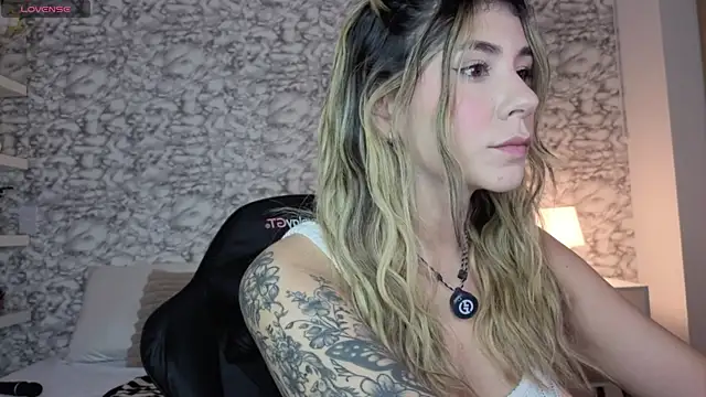 Snapshot of Isabella_Bliss chatting on 07-22-26, 12:24 Isabella Bliss online show from 07-22-26, 12:24