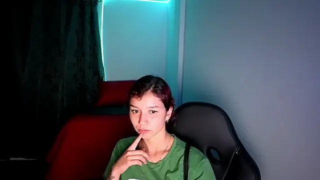 Snapshot of Skinny_queen_20 chatting on 06-19-26, 12:59 Skinny queen 20 online show from 06-19-26, 12:59