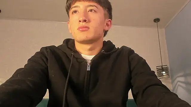 Snapshot of alejo_leon chatting on 06-22-26, 01:19 alejo leon online show from 06-22-26, 01:19