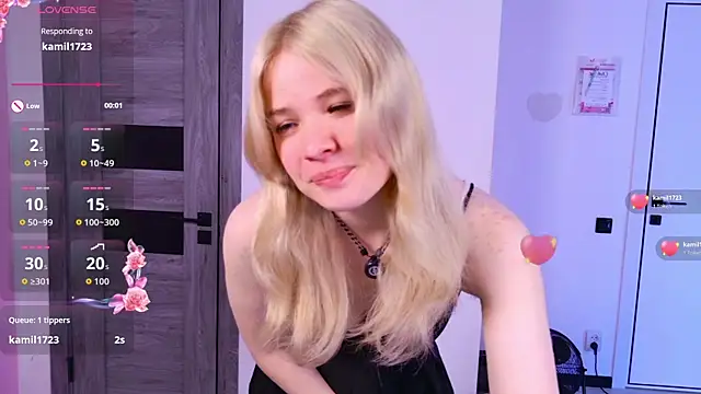 Snapshot of ChloeWells chatting on 06-27-26, 03:44 ChloeWells online show from 06-27-26, 03:44