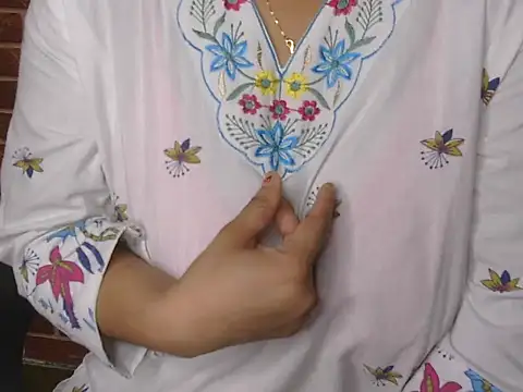 Snapshot of loving_queen1 chatting on 06-19-26, 04:22 loving queen1 online show from 06-19-26, 04:22