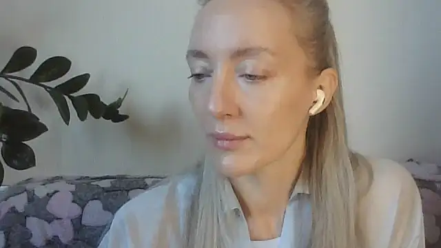 Snapshot of Taneliace chatting on 06-23-26, 04:21 Taneliace online show from 06-23-26, 04:21