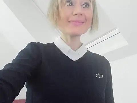 Snapshot of Ssoniaaa chatting on 02-18-25, 12:39 Ssoniaaa online show from 02-18-25, 12:39