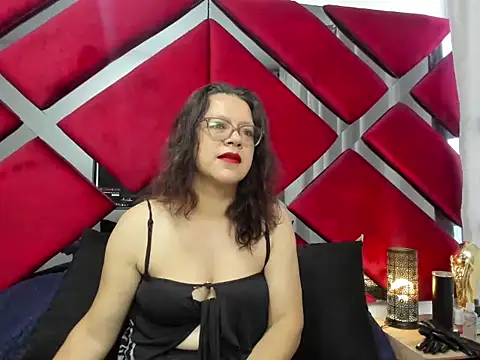 Snapshot of ELLE_HADID chatting on 07-02-26, 12:00 ELLE HADID online show from 07-02-26, 12:00