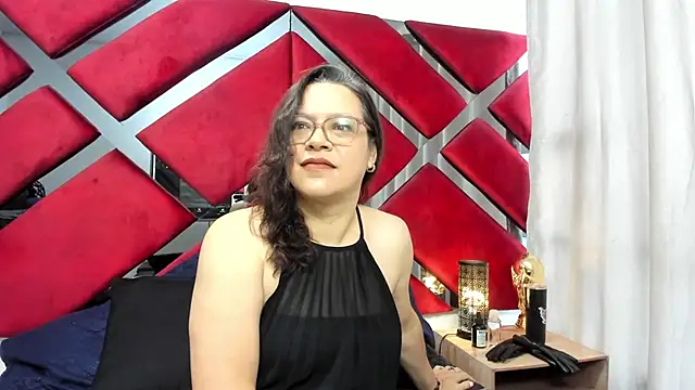 Snapshot of ELLE_HADID chatting on 07-04-26, 12:11 ELLE HADID online show from 07-04-26, 12:11