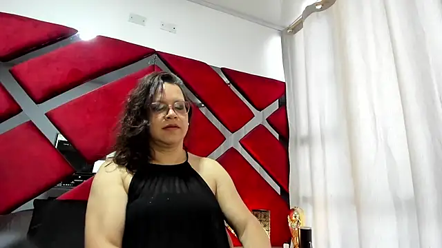 Snapshot of ELLE_HADID chatting on 07-08-26, 11:48 ELLE HADID online show from 07-08-26, 11:48
