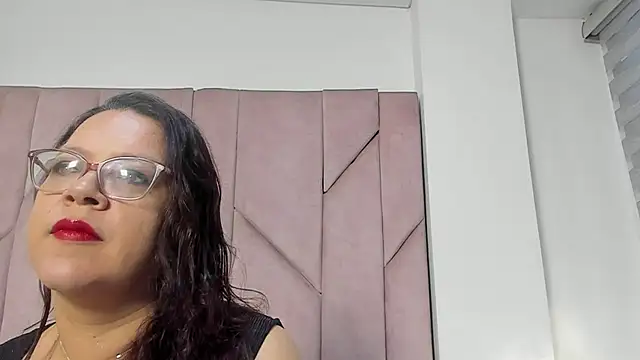 Snapshot of ELLE_HADID chatting on 07-25-26, 12:14 ELLE HADID online show from 07-25-26, 12:14