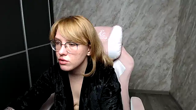 Snapshot of Reginasmilee chatting on 03-15-25, 05:26 Reginasmilee online show from 03-15-25, 05:26
