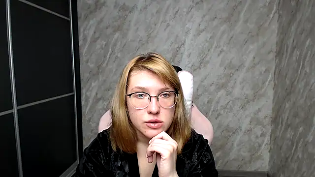 Snapshot of Reginasmilee chatting on 03-16-25, 09:05 Reginasmilee online show from 03-16-25, 09:05
