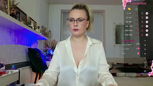 Snapshot of BeautyeyesLovely chatting on 12-03-25, 03:58 BeautyeyesLovely online show from 12-03-25, 03:58