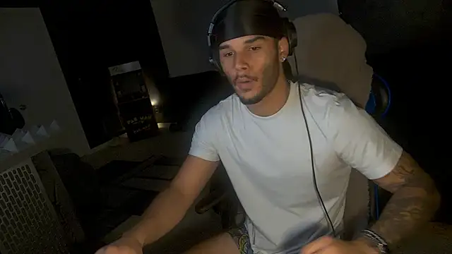 Snapshot of Kylewhitedgs chatting on 07-01-26, 02:07 Kylewhitedgs online show from 07-01-26, 02:07