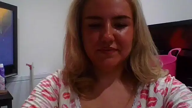 Snapshot of MaddyCherryX chatting on 07-04-26, 09:32 MaddyCherryX online show from 07-04-26, 09:32