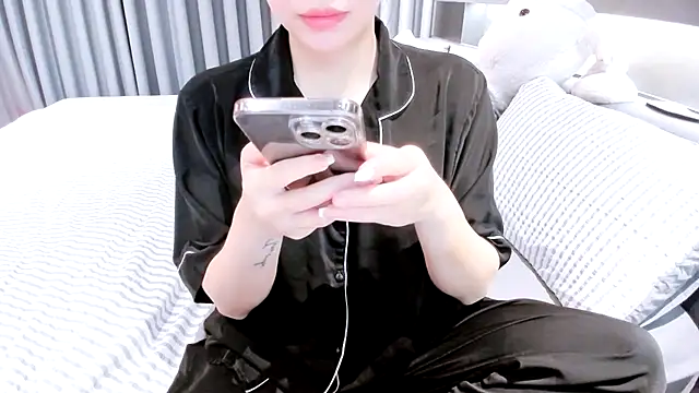 Snapshot of SungkyunnKwan chatting on 02-15-25, 11:06 SungkyunnKwan online show from 02-15-25, 11:06