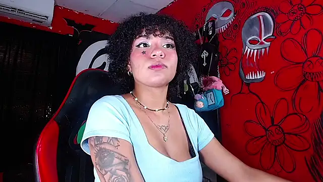 Snapshot of Trixiehotx chatting on 07-19-26, 01:37 Trixiehotx online show from 07-19-26, 01:37