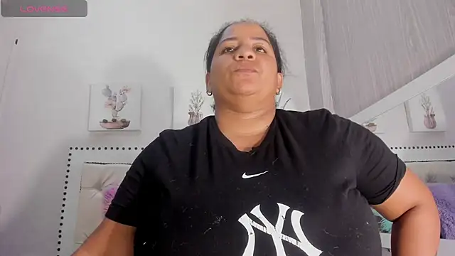 Snapshot of Dajanaaroa chatting on 12-19-24, 01:40 Dajanaaroa online show from 12-19-24, 01:40