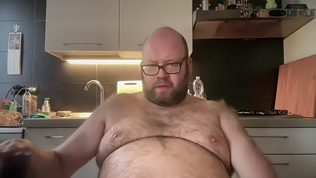 Snapshot of theitalianbear chatting on 12-16-25, 02:11 theitalianbear online show from 12-16-25, 02:11