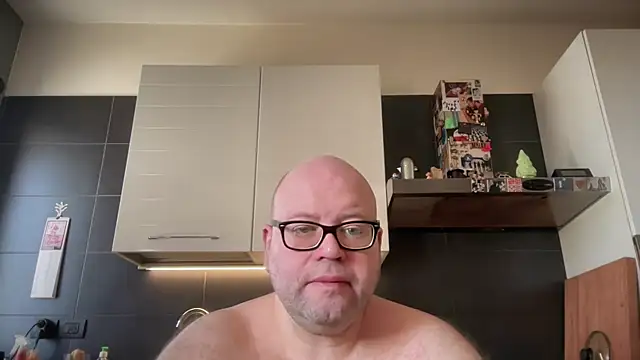 Snapshot of theitalianbear chatting on 02-18-26, 09:05 theitalianbear online show from 02-18-26, 09:05